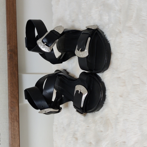 Zara Shoes - Zara Leather Sandals Size 36